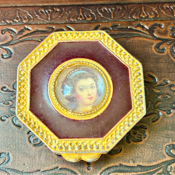 Vintage Charles Revson Ultima Ciara Cameo Gold Tone Octagon Compact - Picture 1 of 6